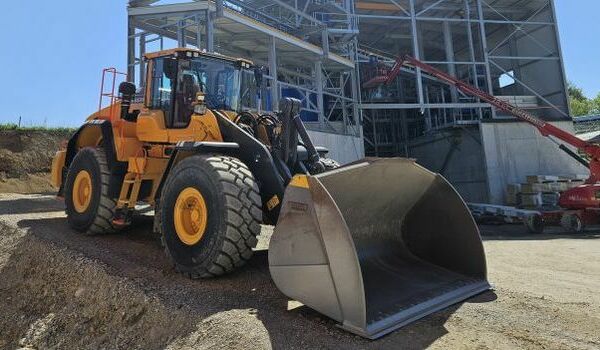 Neuer Pneulader Volvo L180H im Einsatz